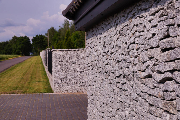 Çit. Kırık granitten yapılmış mülkün etkileyici ve dayanıklı çitleri..  - Fotoğraf, Görsel
