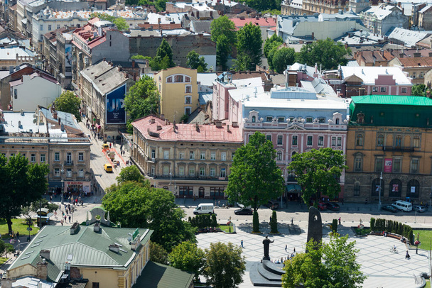 ウクライナのリヴィウ-ウクライナのリヴィウにある旧市街の市庁舎からの都市景観ビュー。リヴィウは世界遺産です- L'viv -歴史的中心部のアンサンブル. - 写真・画像