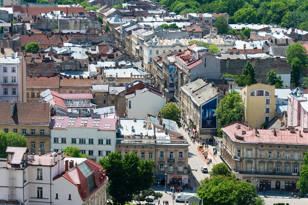Lviv, Oekraïne - Stadsgezicht vanuit het stadhuis in de oude stad in Lviv, Oekraïne. Lviv is Werelderfgoed - L 'viv - het ensemble van het Historisch Centrum. - Foto, afbeelding