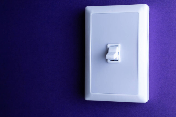 Alt konumdaki mavi arkaplanda beyaz düğme - Fotoğraf, Görsel