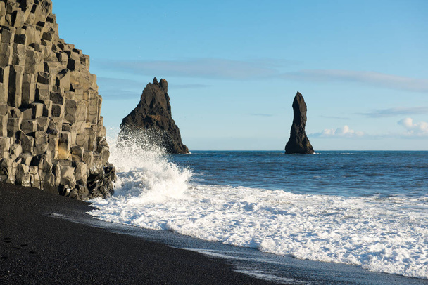 冬の海の波とレイニストランガー岩と黒砂のビーチ,アイスランド - 写真・画像
