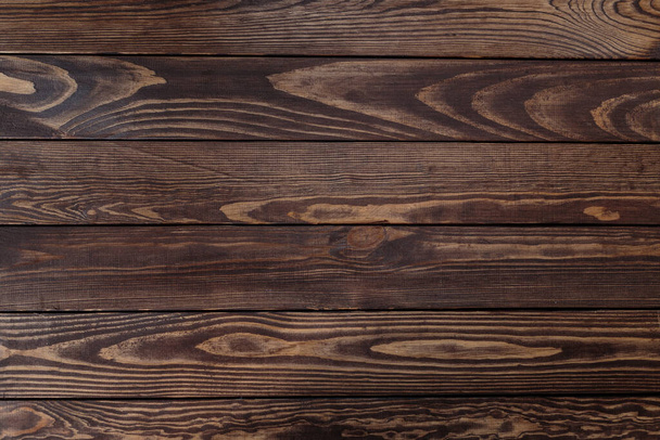 σκούρο ξύλινο φόντο με οριζόντιες σανίδες και έντονη υφή ξύλου. ξύλινο φόντο από φυσικό ξύλο, καλυμμένο με λεκέ. - Φωτογραφία, εικόνα