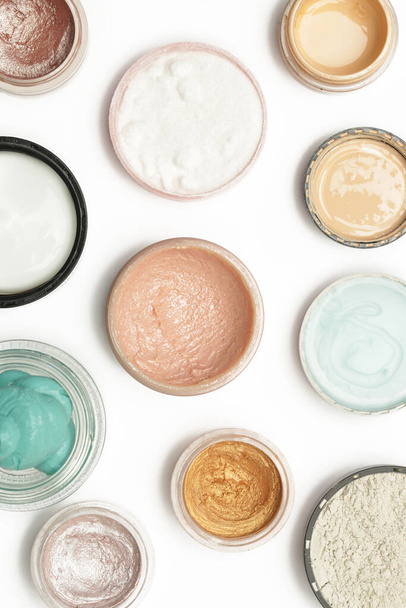 Conjunto de produtos de maquiagem e cosméticos - vista superior de recipientes cosméticos decorativos isolados em fundos brancos - Foto, Imagem