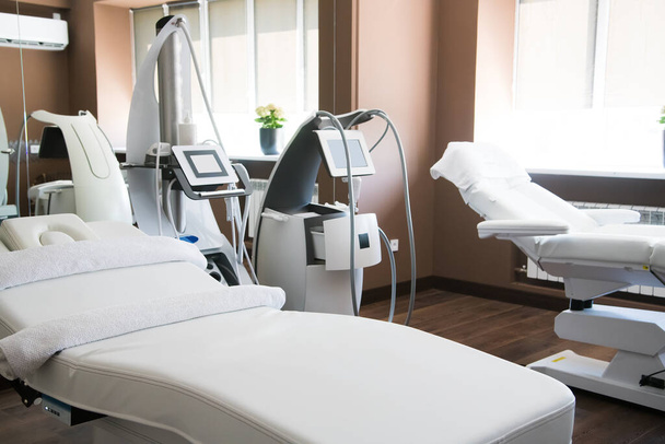 Moderní wellness centrum s vybavením pro masáže, zotavení a kosmetické procedury. - Fotografie, Obrázek