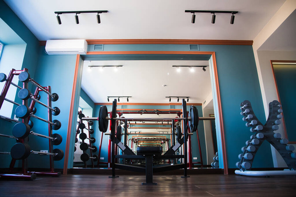 Interior moderno ginásio com equipamentos. Barbell, halteres, esteiras, equipamentos de cardio - Foto, Imagem