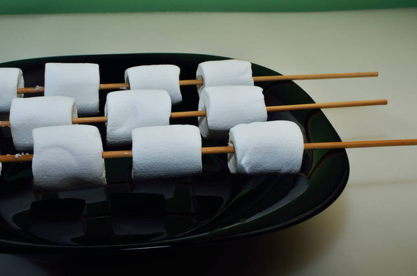 witte marshmallow op barbecuesticks - Foto, afbeelding
