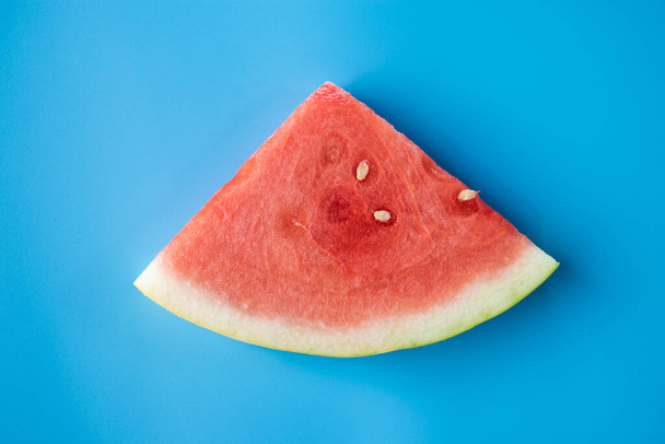 szeletelt görögdinnye gyümölcs ül a kék háttér - Fotó, kép