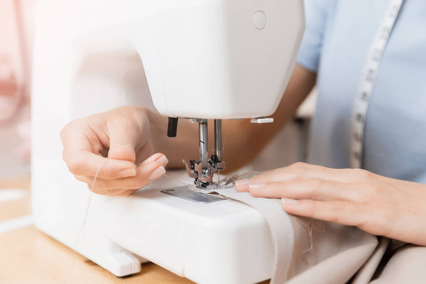 Primer plano de la aguja de rosca de costura en la máquina de coser - Foto, imagen