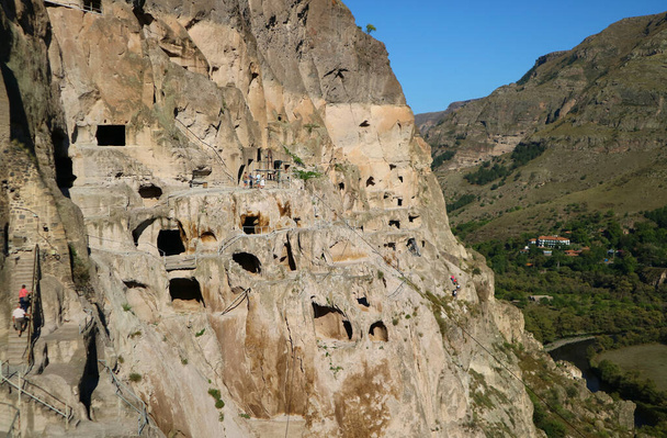 Невероятный средневековый пещерный монастырь Вардзия, раскопанный со склонов горы Эрушети близ города Аспиндза, Южная Грузия - Фото, изображение