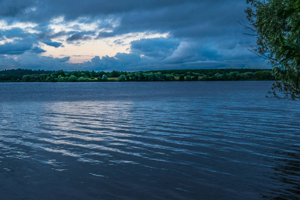 Estate Una calda serata tranquilla sulla riva del lago Tutto in blu - Foto, immagini