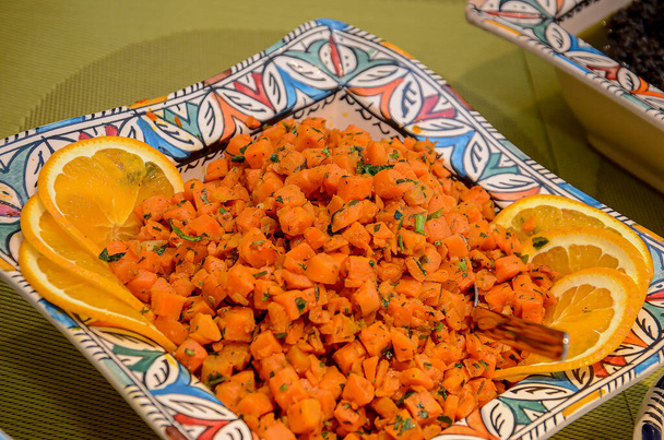  Un tazón de ensalada de zanahoria hervida con cilantro. Deliciosa ensalada árabe - Foto, Imagen