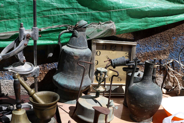 παλιά και παλαιά γεωργικά μηχανήματα και εργαλεία σε ένα μουσείο στο Ισραήλ  - Φωτογραφία, εικόνα