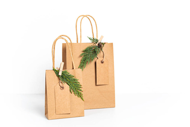 Mockup με χάρτινη σακούλα. Πρότυπο για το εμπορικό σήμα των μικρών επιχειρήσεων, δώρα, δώρα. Αντιγραφή χώρου - Φωτογραφία, εικόνα