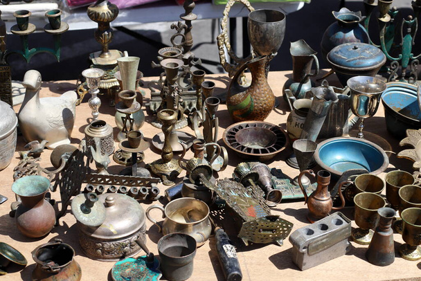 maquinaria agrícola antigua y antigua y herramientas en un museo en Israel  - Foto, imagen