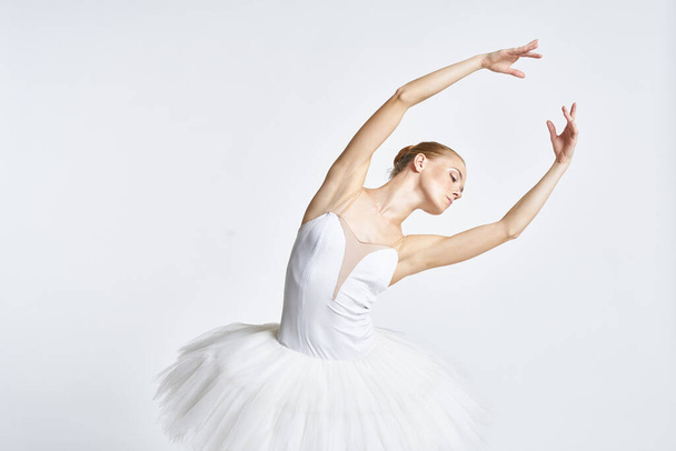 Arka planda balerin pozu veren bir kadın balerin. Yüksek kalite fotoğraf - Fotoğraf, Görsel
