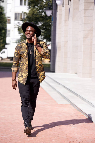 young afro american male in hat enjoy walking at weekend - Foto, afbeelding