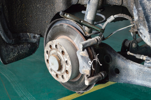 Επισκευή του μηχανισμού οπίσθιας πέδης αυτοκινήτου σε συνεργείο επισκευής αυτοκινήτων - Φωτογραφία, εικόνα