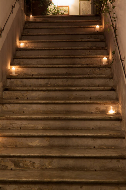 marmurowe schody ze świecami na wieczorne przyjęcie w willi - Zdjęcie, obraz