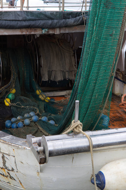 popa de un barco pesquero italiano con redes listas para pescar - Foto, imagen