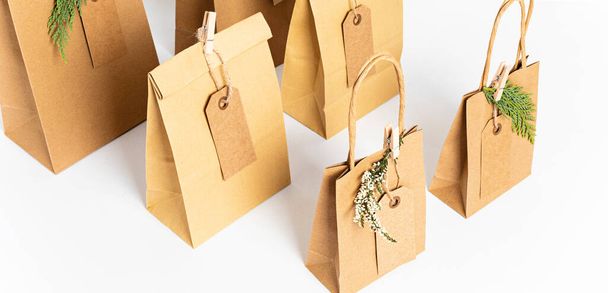 Burla con bolsa de papel artesanal. Plantilla para marcas de pequeñas empresas, regalos, regalos. Copiar espacio - Foto, Imagen