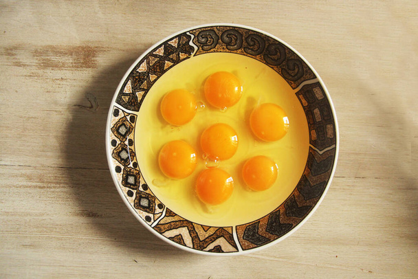 yemas de huevo dentro de de un plato - Foto, imagen
