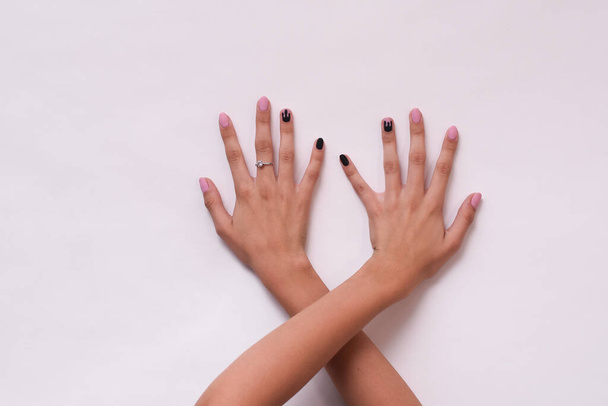 Руки білої дівчини з манікюром на білому тлі
 - Фото, зображення