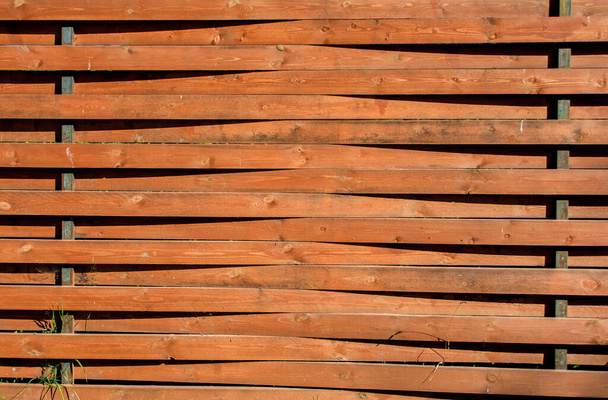 barna kerítés fából hajlított táblákból - Fotó, kép