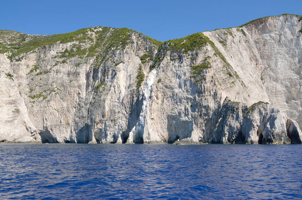 Paysage de falaise côtière avec des eaux bleu profond à la côte de Zakynthos - Photo, image