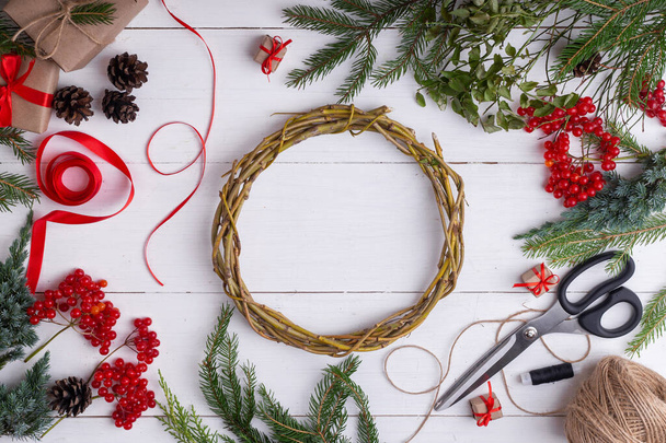 Opetusohjelma: miten tehdä helppo joulun seppele kotona mustikka oksat. Askel askeleelta valokuva opetusta. DIY taideprojekti. 1 artikla - Valokuva, kuva