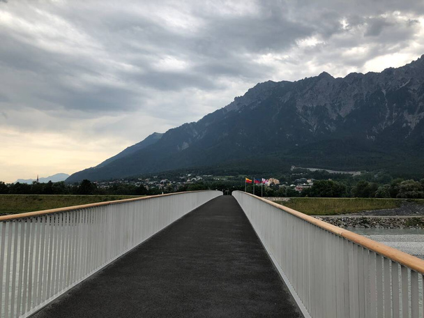 Новий пішохідний і велосипедний міст через річку Рейн між Швейцарією і Ліхтенштейном. - Фото, зображення