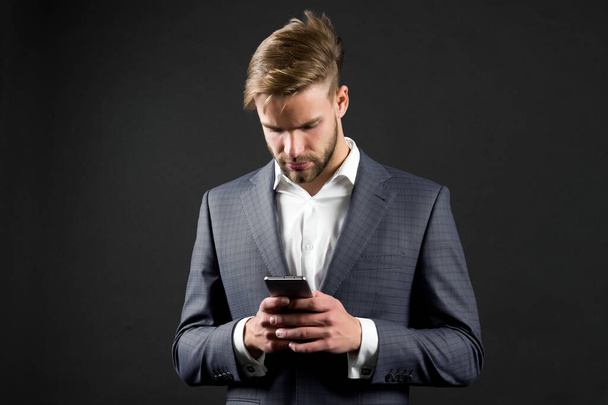 Man in formele outfit met mobiele telefoon. - Foto, afbeelding