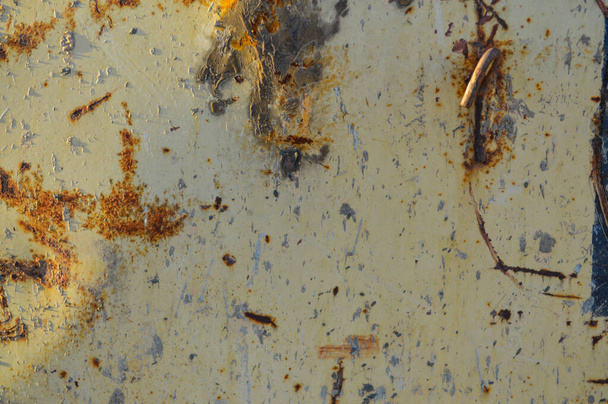oxidado, amarillo con textura de baches. un pedazo de metal oxidado con corrosión, la pintura en él agrietado de la vejez y la precipitación. en el centro hay hendiduras de daño - Foto, imagen