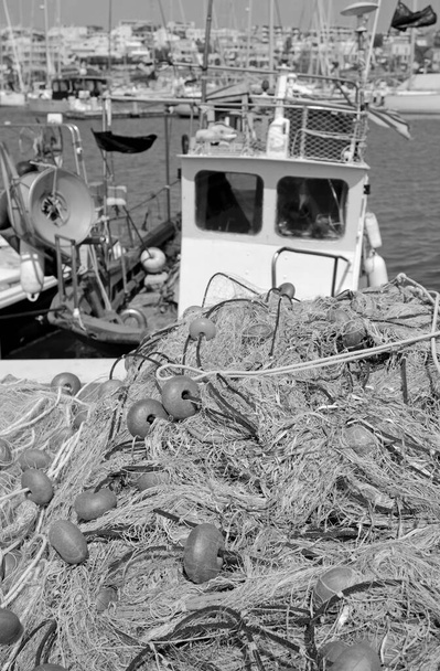 Italia, Sicilia, Marina di Ragusa (provincia di Ragusa), barche da pesca in legno siciliane, reti da pesca e yacht di lusso nel porto  - Foto, immagini