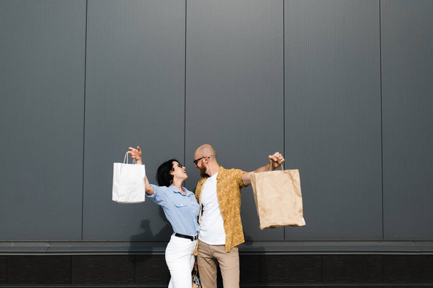 Alışveriş günü karantina koruyucu maske Çiftler alışveriş merkezini sever - Fotoğraf, Görsel