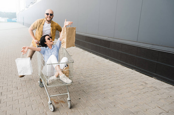 Alışveriş günü karantina koruyucu maske Çiftler alışveriş merkezini sever - Fotoğraf, Görsel