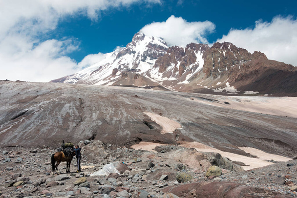 Казбеги, Грузия - гора Казбек (5047 м) на леднике Гергети. известный ландшафт в Казбеги, Мцхета-Мтианети, Грузия. - Фото, изображение