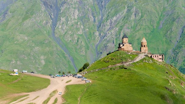 Kazbegi, Grúzia - Gergeti Trinity templom a Kazbegi Nemzeti Parkban Kazbegiben, Mtskheta-Mtianeti, Grúzia. - Fotó, kép