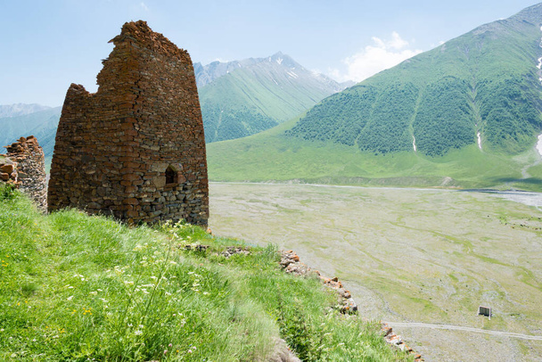 Kazbegi, Georgien - Ruinen der Zakagori-Festung im Truso-Tal in der Nähe des Kaukasus-Gebirges. eine berühmte historische Stätte in Kazbegi, Mzcheta-Mtianeti, Georgien. - Foto, Bild