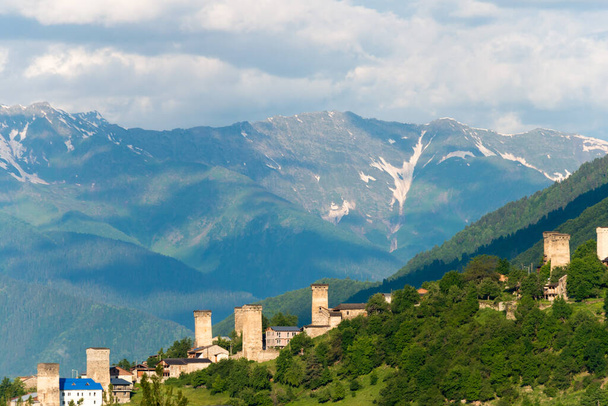 Mestia, Georgia - Ősi tornyok hegyi faluval. híres táj Mestiában, Samegrelo-Zemo Svaneti, Georgia. - Fotó, kép