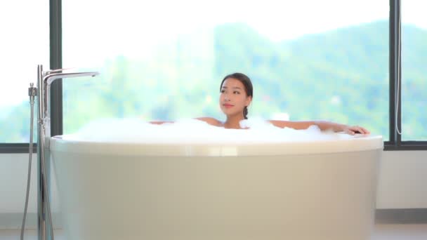 séquences de belle jeune femme asiatique prenant un bain - Séquence, vidéo