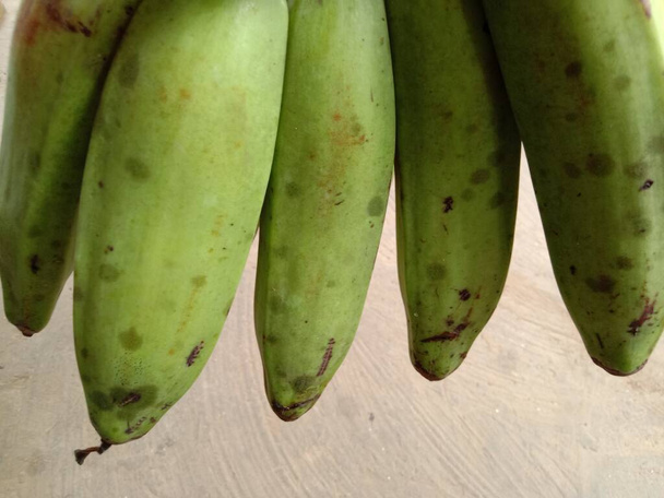 sabroso y saludable racimo de plátano crudo con fondo borroso - Foto, Imagen
