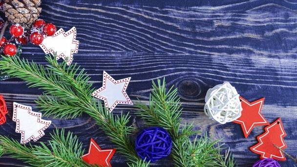 Різдвяні прикраси кольорові подарункові коробки зелені гілки ялиці на дерев'яному фоні копіюйте вид зверху на простір
 - Фото, зображення