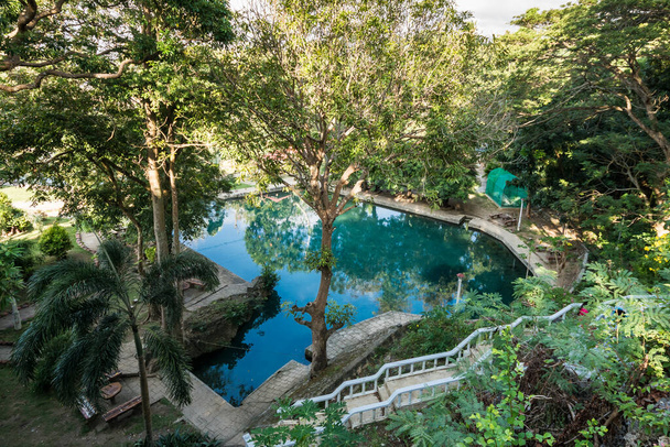 Весенний аквапарк Капилай в Сан-Хуане, Сикижор. Утренний широкоугольный удар. - Фото, изображение