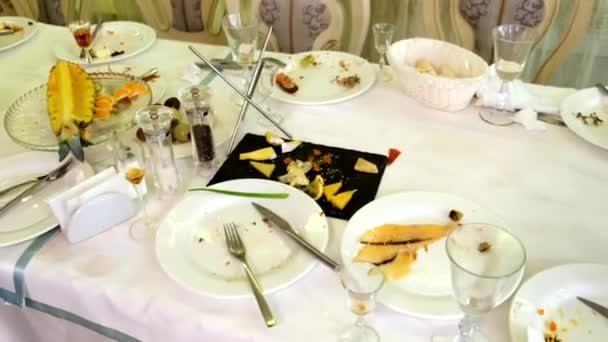Comida desperdiciada en la mesa festiva después de la cena - Imágenes, Vídeo