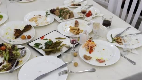 Vesztegetett étel az ünnepi asztalon vacsora után - Felvétel, videó