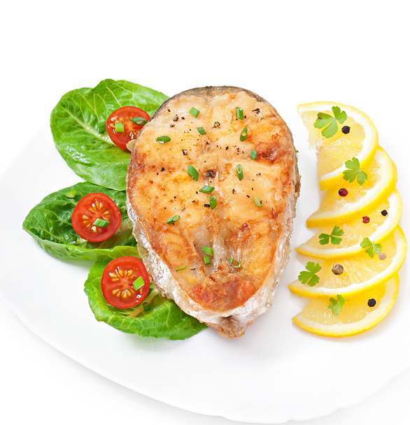 Plat de poisson - filet de poisson frit avec légumes sur fond blanc - Photo, image