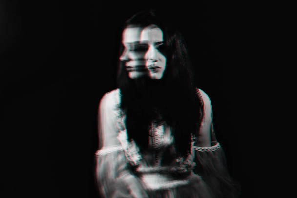 retrato loco de una chica con trastornos mentales y enfermedades esquizofrénicas con desenfoque - Foto, imagen