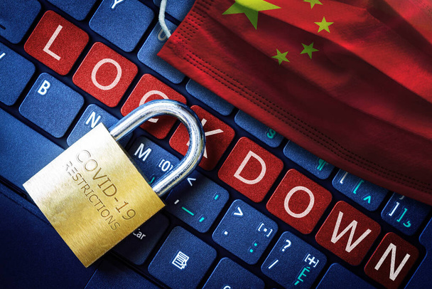 China COVID-19 coronavirus lockdown beperkingen concept geïllustreerd door hangslot op laptop rood alarm toetsenbord knoppen en gezichtsmasker met Chinese vlag. - Foto, afbeelding