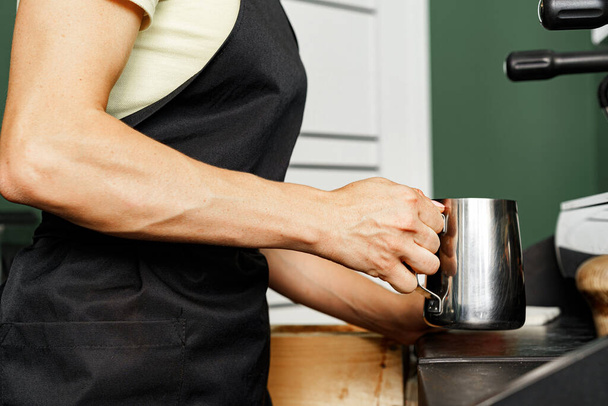 Mujer trabajadora de cafetería preparando café en máquina de café profesional - Foto, Imagen
