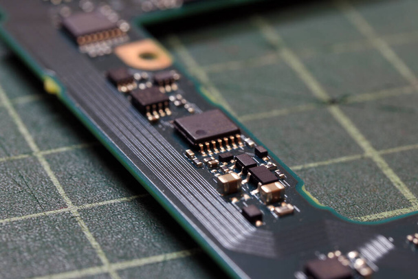 Elektronika pozadí technologie close up of the green kit circuit board. Aplikačně specifický integrovaný obvod. - Fotografie, Obrázek